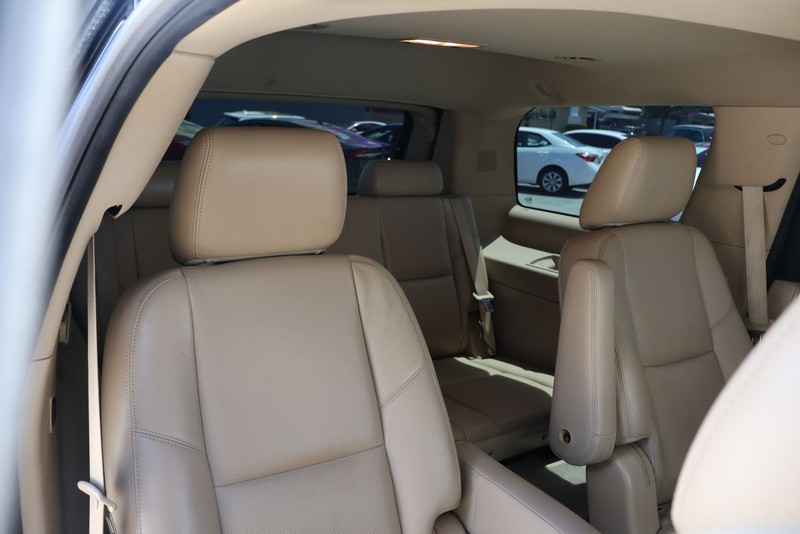 Cadillac Escalade Vehicle Full-screen Gallery Image 21