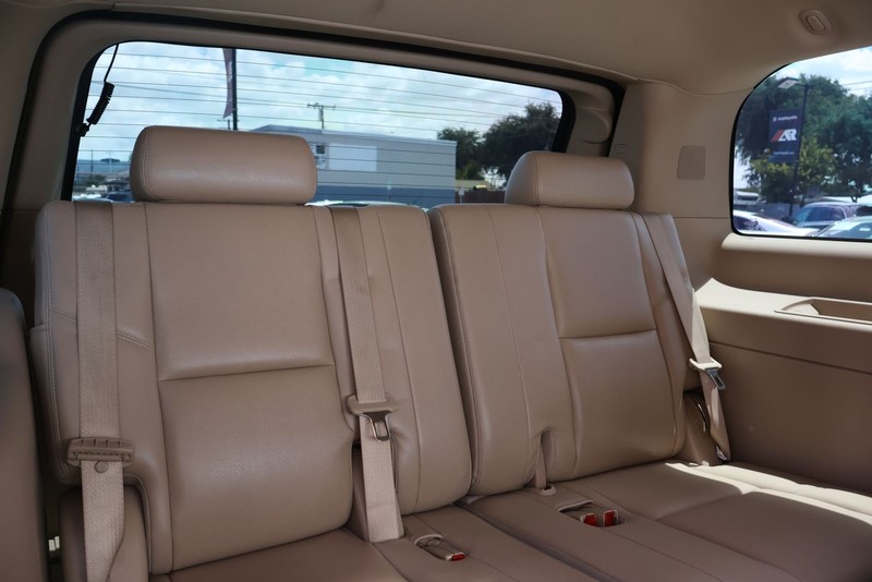 Cadillac Escalade Vehicle Full-screen Gallery Image 22