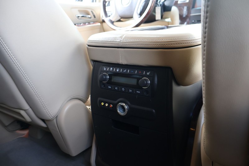 Cadillac Escalade Vehicle Full-screen Gallery Image 23