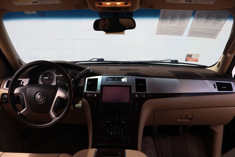 Cadillac Escalade Vehicle Full-screen Gallery Image 24
