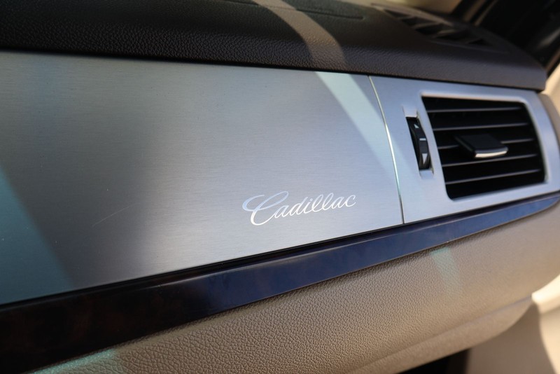 Cadillac Escalade Vehicle Full-screen Gallery Image 25