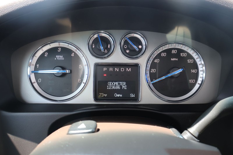 Cadillac Escalade Vehicle Full-screen Gallery Image 26