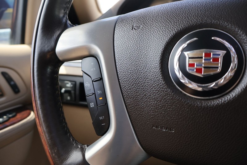 Cadillac Escalade Vehicle Full-screen Gallery Image 28