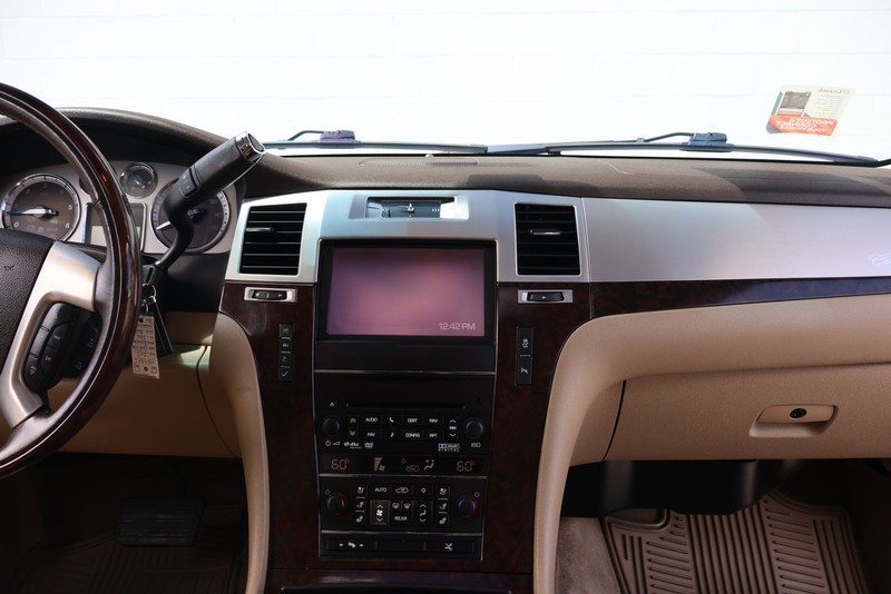 Cadillac Escalade Vehicle Full-screen Gallery Image 30