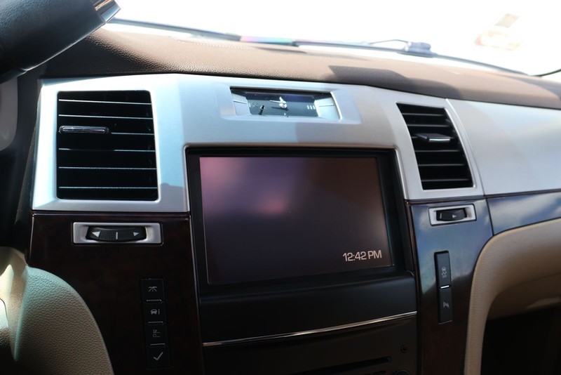 Cadillac Escalade Vehicle Full-screen Gallery Image 31