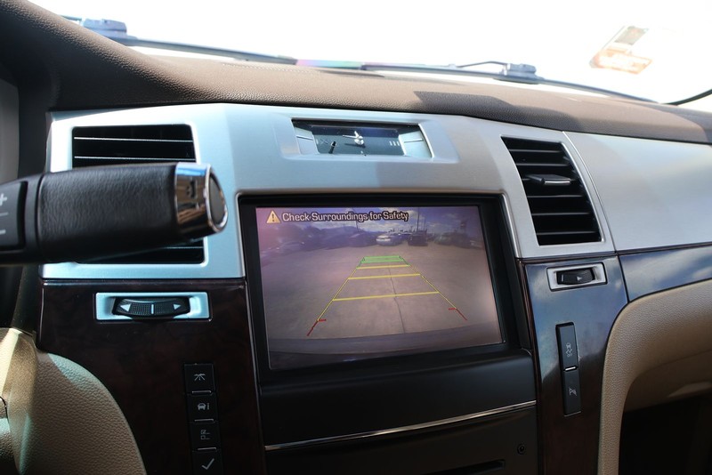 Cadillac Escalade Vehicle Full-screen Gallery Image 32