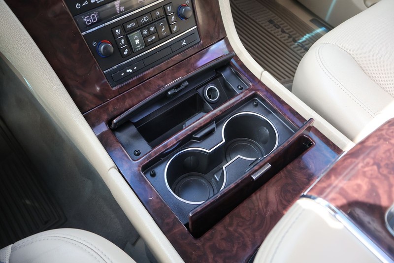 Cadillac Escalade Vehicle Full-screen Gallery Image 33