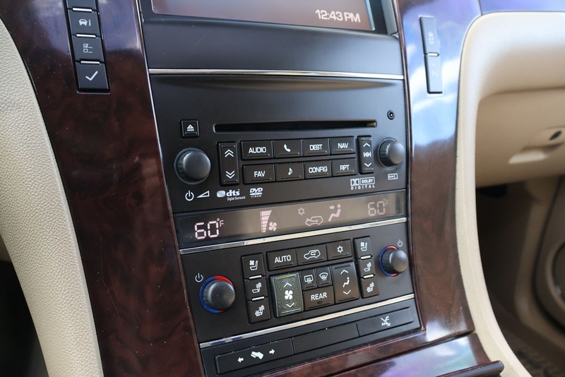 Cadillac Escalade Vehicle Full-screen Gallery Image 34