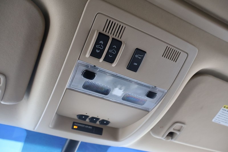 Cadillac Escalade Vehicle Full-screen Gallery Image 35