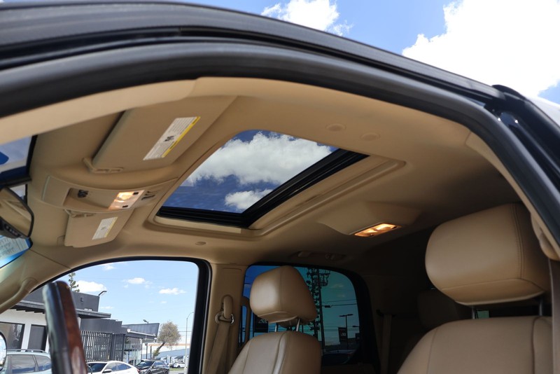Cadillac Escalade Vehicle Full-screen Gallery Image 36