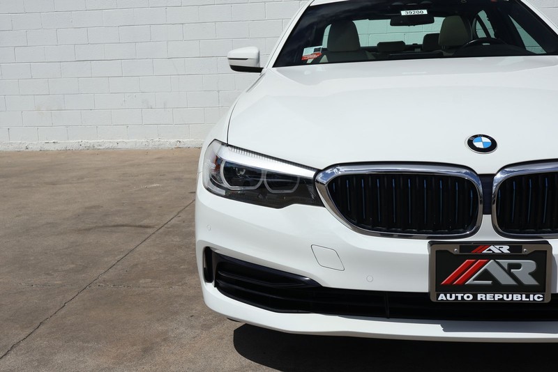 BMW 5 Series Vehicle Full-screen Gallery Image 03