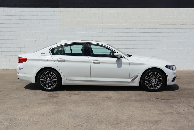 BMW 5 Series Vehicle Full-screen Gallery Image 04