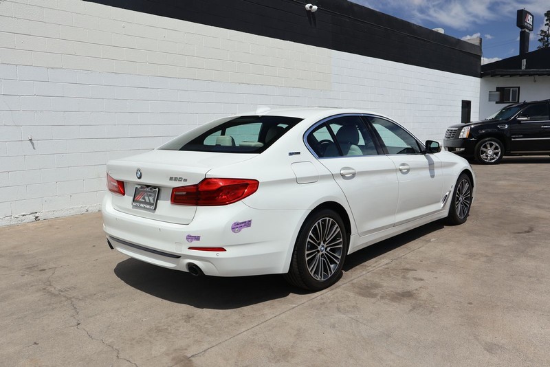 BMW 5 Series Vehicle Full-screen Gallery Image 05