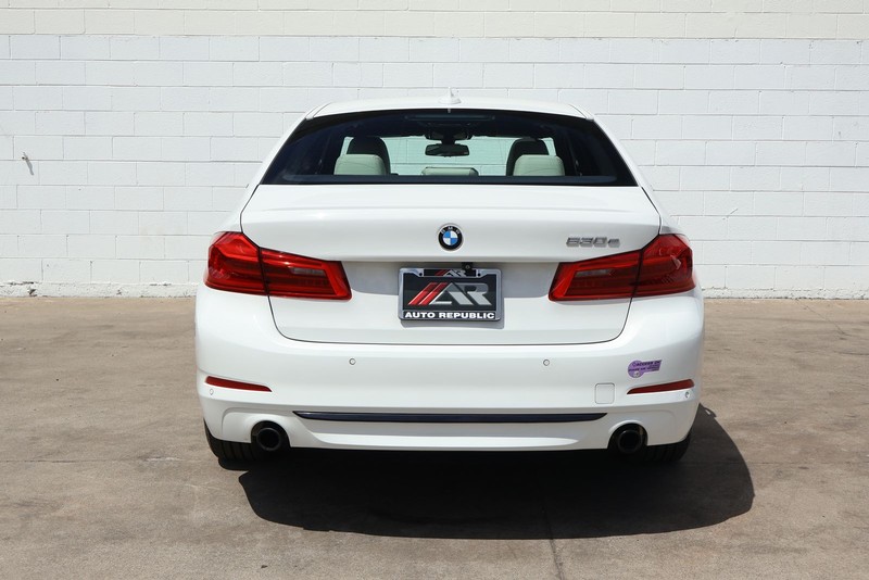 BMW 5 Series Vehicle Full-screen Gallery Image 06