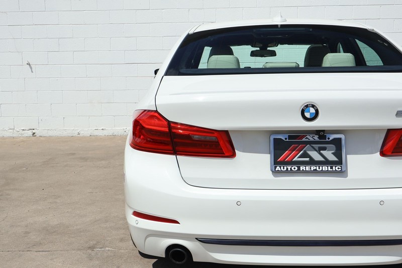 BMW 5 Series Vehicle Full-screen Gallery Image 07