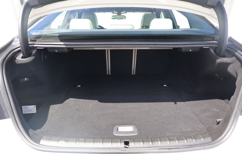 BMW 5 Series Vehicle Full-screen Gallery Image 08