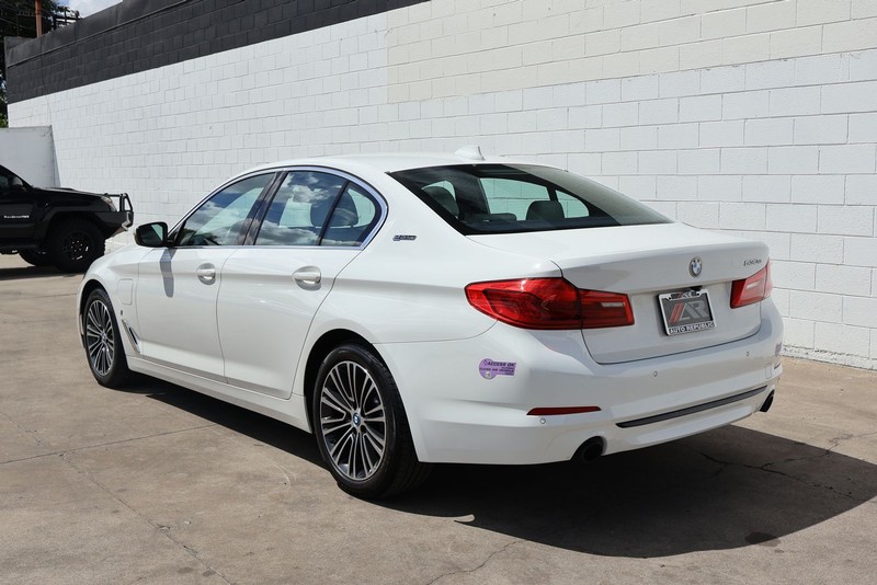 BMW 5 Series Vehicle Full-screen Gallery Image 09