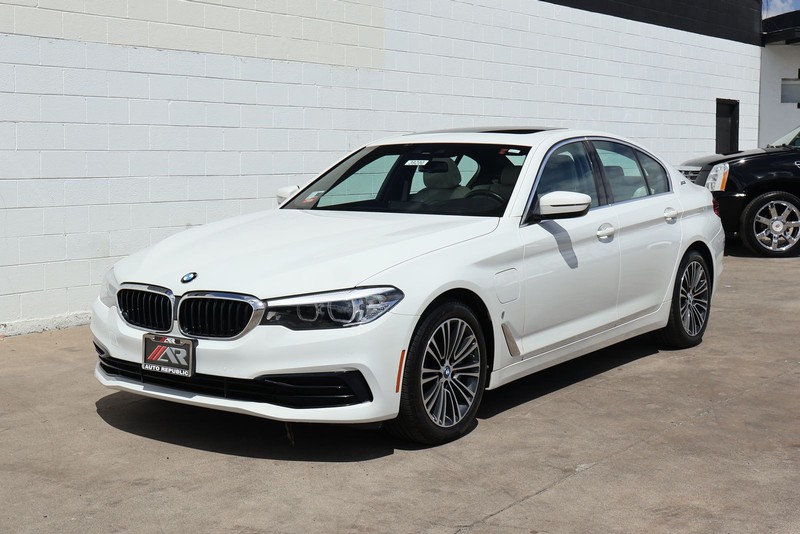 BMW 5 Series Vehicle Full-screen Gallery Image 11