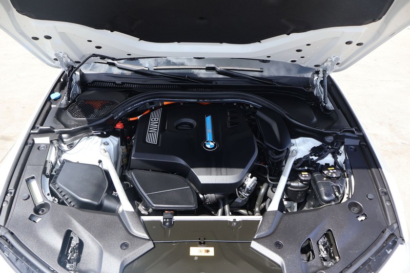 BMW 5 Series Vehicle Full-screen Gallery Image 12