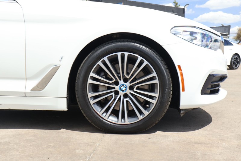 BMW 5 Series Vehicle Full-screen Gallery Image 13