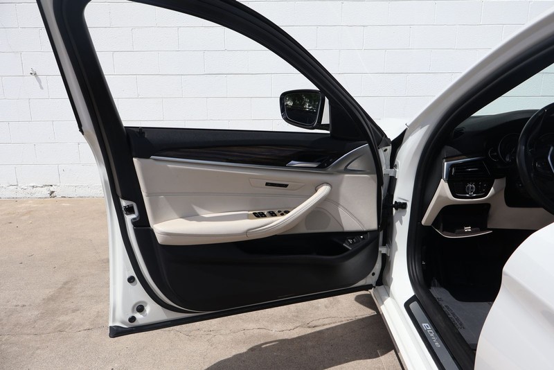 BMW 5 Series Vehicle Full-screen Gallery Image 14