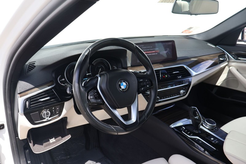 BMW 5 Series Vehicle Full-screen Gallery Image 15