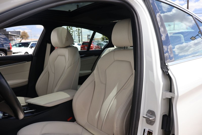 BMW 5 Series Vehicle Full-screen Gallery Image 16