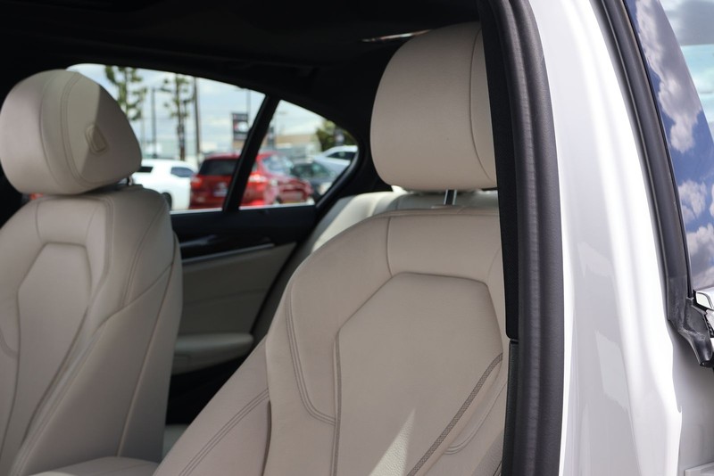 BMW 5 Series Vehicle Full-screen Gallery Image 17