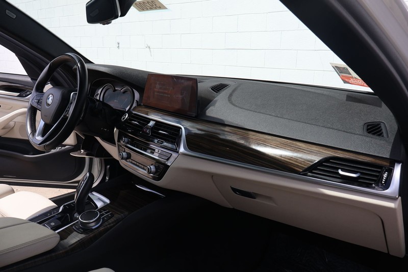 BMW 5 Series Vehicle Full-screen Gallery Image 18