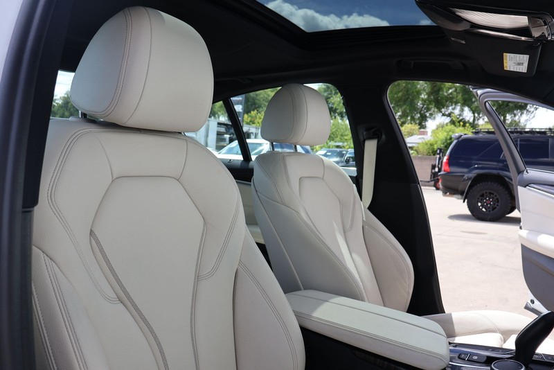 BMW 5 Series Vehicle Full-screen Gallery Image 19