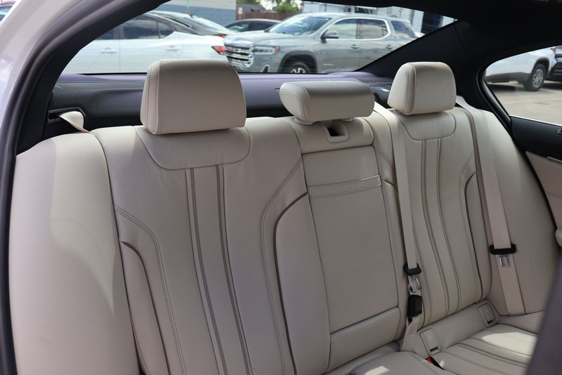 BMW 5 Series Vehicle Full-screen Gallery Image 20