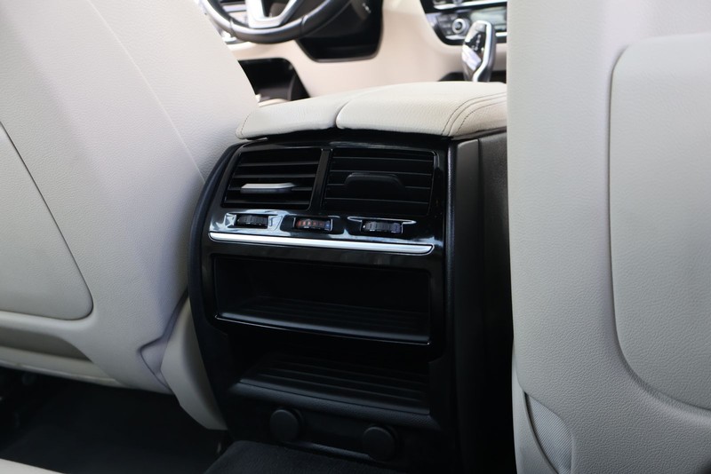 BMW 5 Series Vehicle Full-screen Gallery Image 21