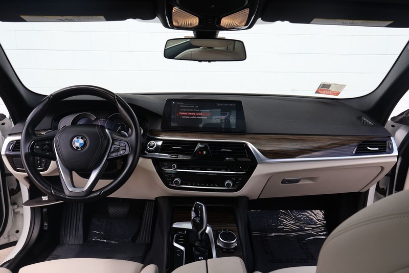 BMW 5 Series Vehicle Full-screen Gallery Image 22