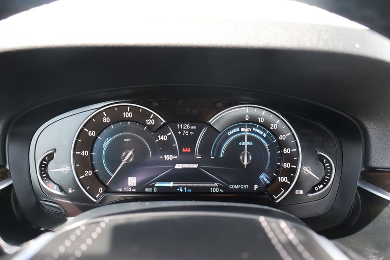 BMW 5 Series Vehicle Full-screen Gallery Image 23