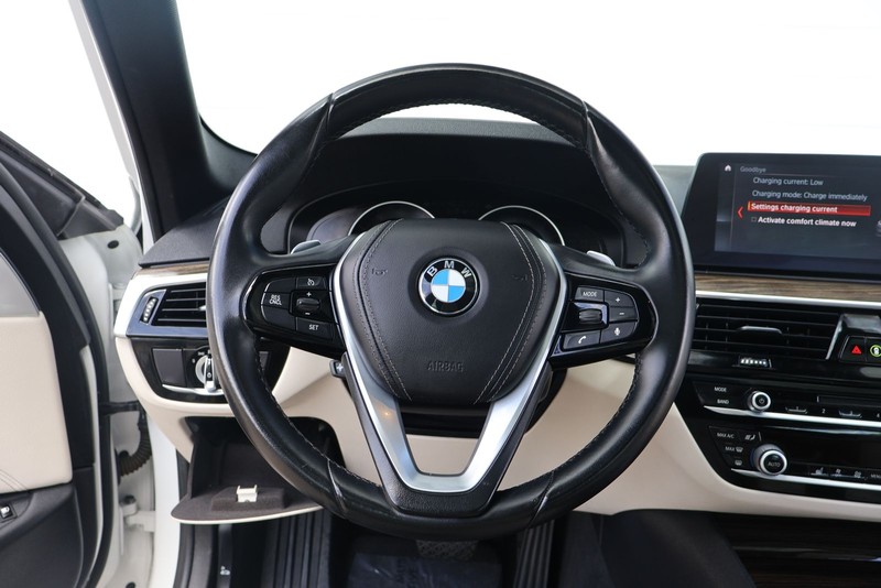 BMW 5 Series Vehicle Full-screen Gallery Image 24