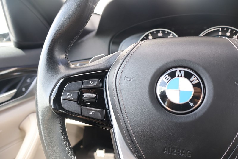 BMW 5 Series Vehicle Full-screen Gallery Image 25