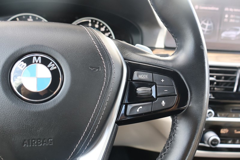 BMW 5 Series Vehicle Full-screen Gallery Image 26