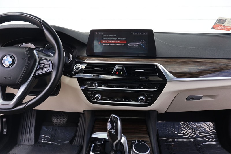 BMW 5 Series Vehicle Full-screen Gallery Image 27