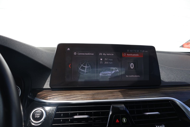 BMW 5 Series Vehicle Full-screen Gallery Image 28