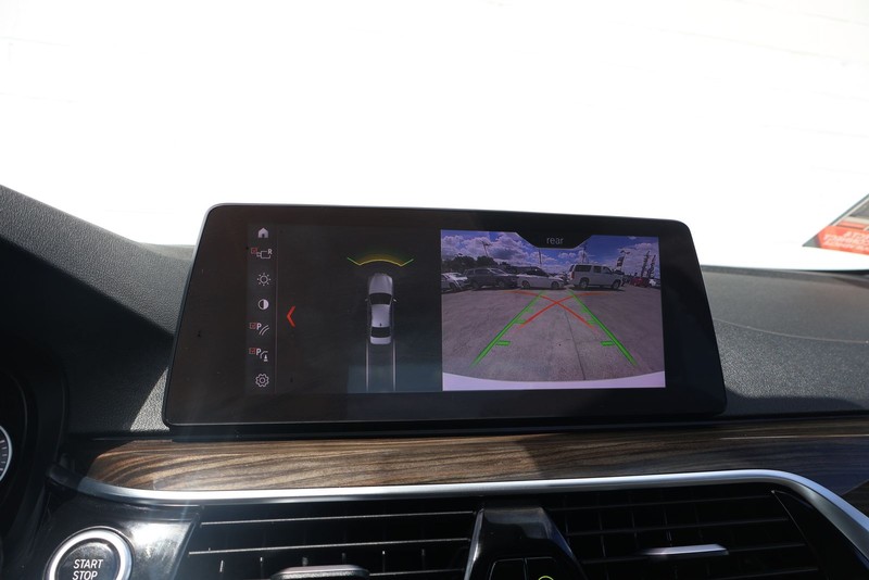 BMW 5 Series Vehicle Full-screen Gallery Image 29