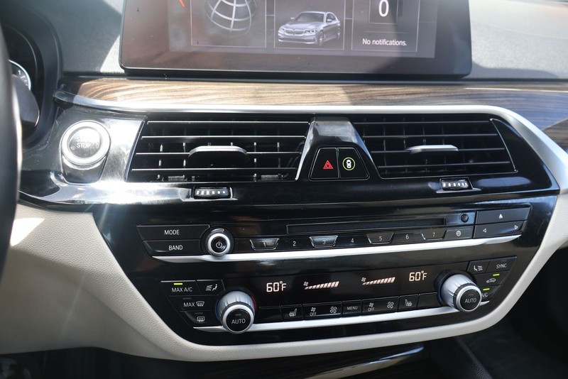 BMW 5 Series Vehicle Full-screen Gallery Image 30