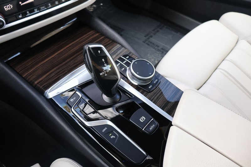 BMW 5 Series Vehicle Full-screen Gallery Image 31