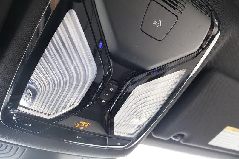 BMW 5 Series Vehicle Full-screen Gallery Image 32