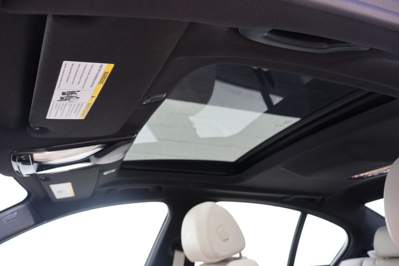 BMW 5 Series Vehicle Full-screen Gallery Image 33