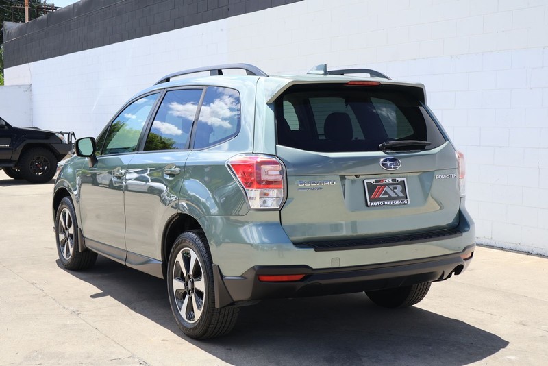 Subaru Forester Vehicle Full-screen Gallery Image 09