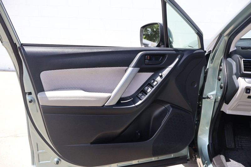 Subaru Forester Vehicle Full-screen Gallery Image 14