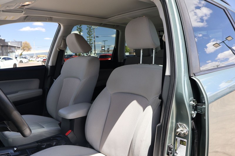 Subaru Forester Vehicle Full-screen Gallery Image 16
