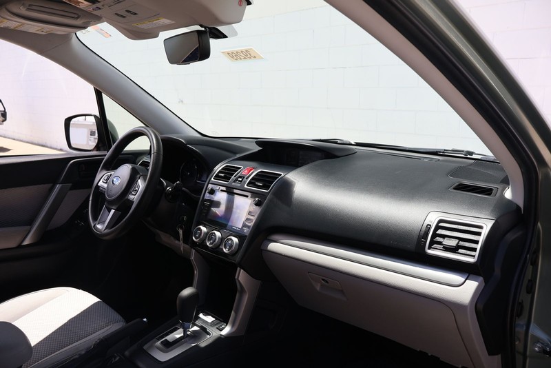 Subaru Forester Vehicle Full-screen Gallery Image 18