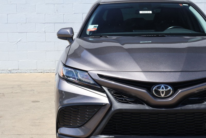 Toyota Camry Vehicle Full-screen Gallery Image 03