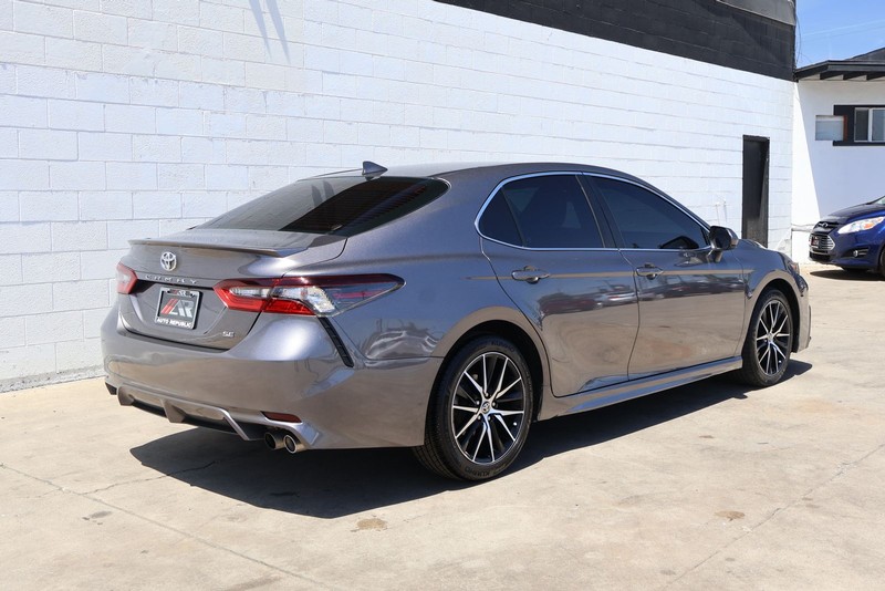 Toyota Camry Vehicle Full-screen Gallery Image 05